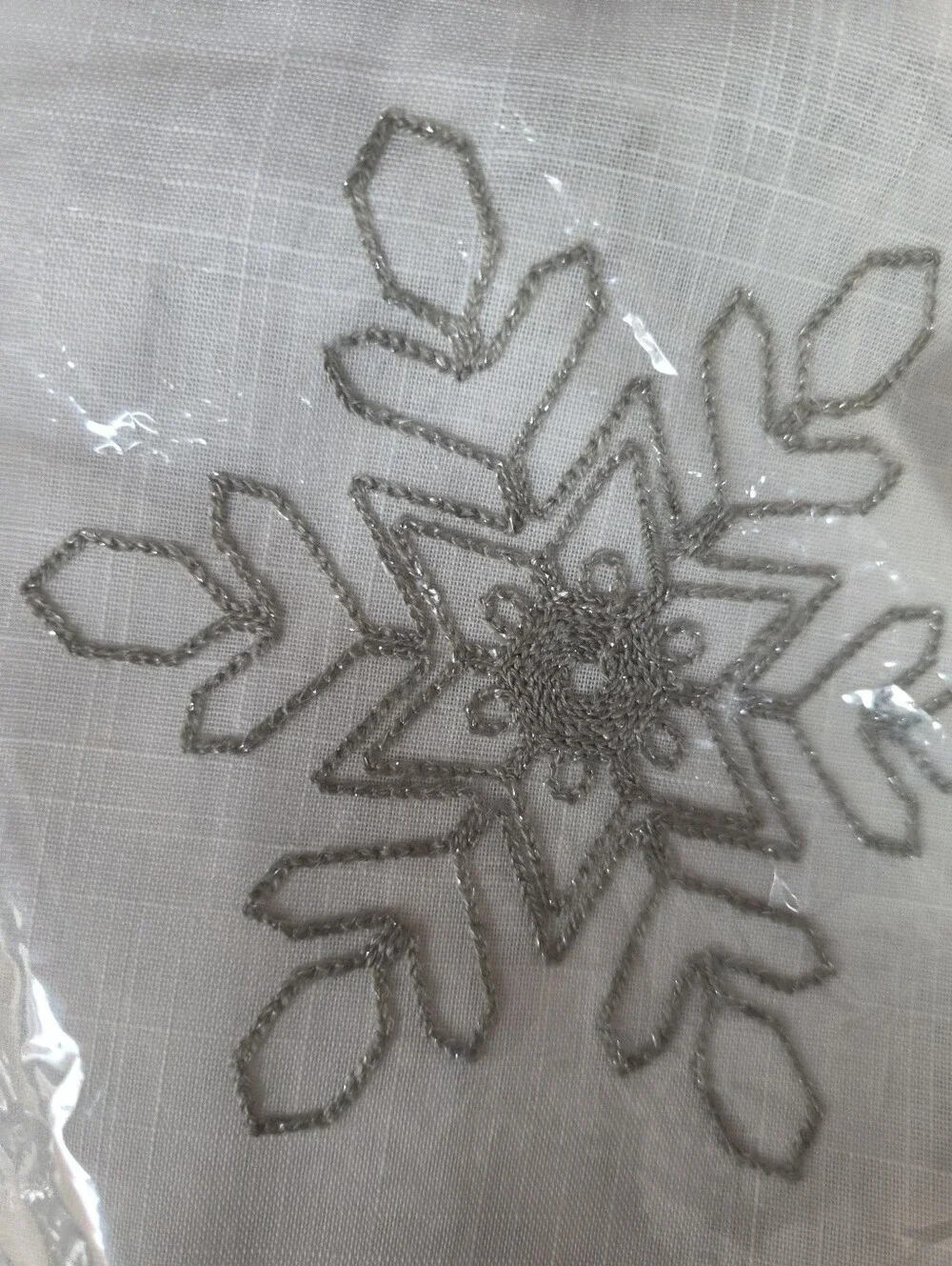 Saro Lifestyle Nivalis Collection Snowflake Design Runner